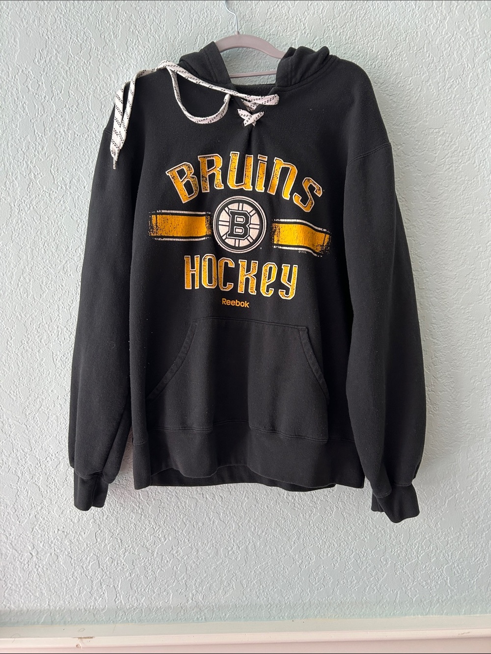 Bruins Hockey Pullover with Gold Logo